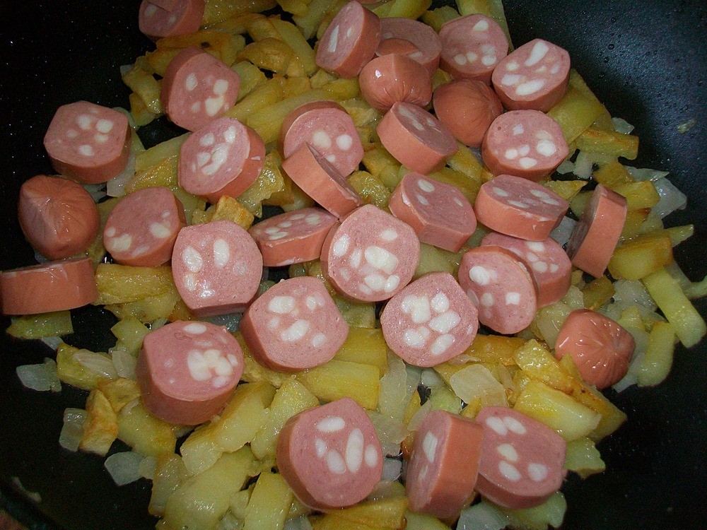 Шаг 10 приготовления Омлет с сосисками, картошкой, помидорами и сыром