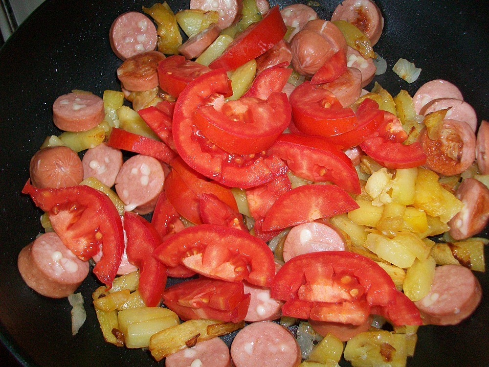 Шаг 11 приготовления Омлет с сосисками, картошкой, помидорами и сыром