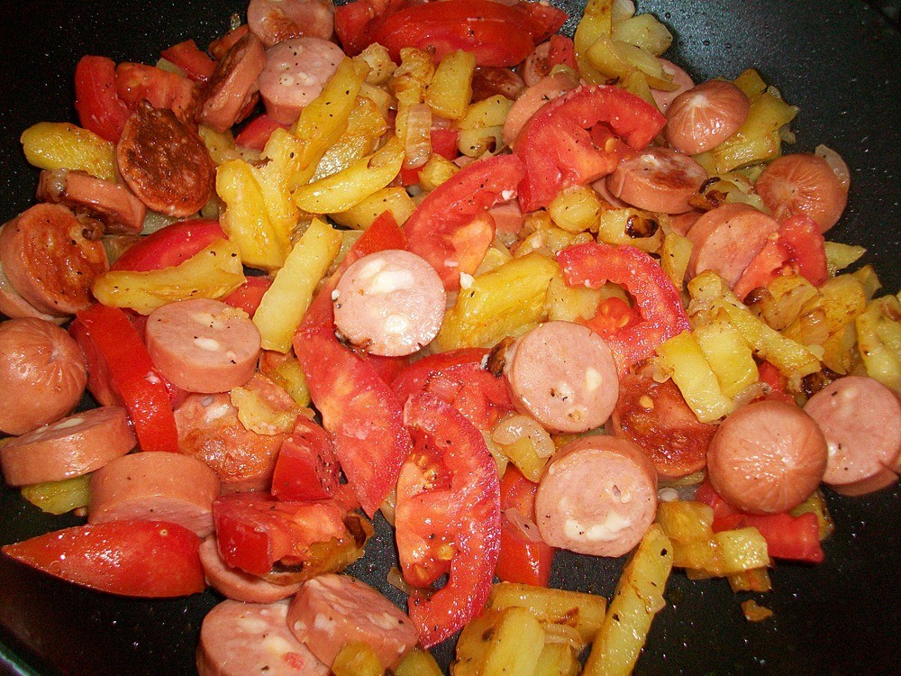 Шаг 12 приготовления Омлет с сосисками, картошкой, помидорами и сыром