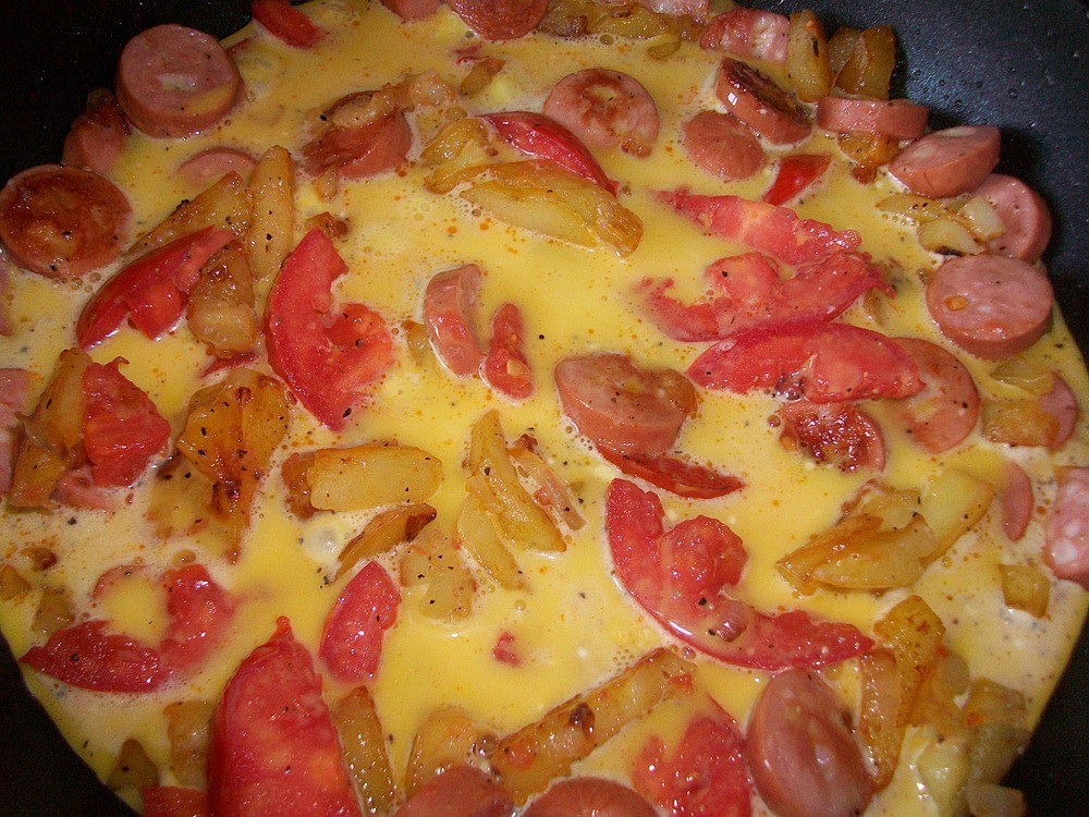 Шаг 13 приготовления Омлет с сосисками, картошкой, помидорами и сыром