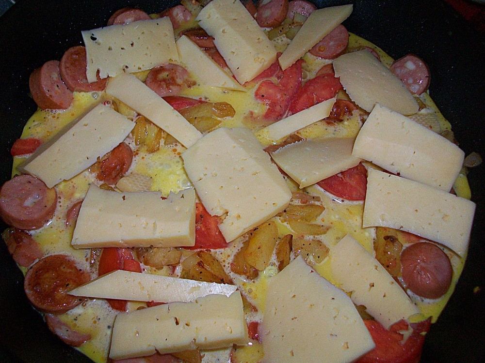 Шаг 14 приготовления Омлет с сосисками, картошкой, помидорами и сыром