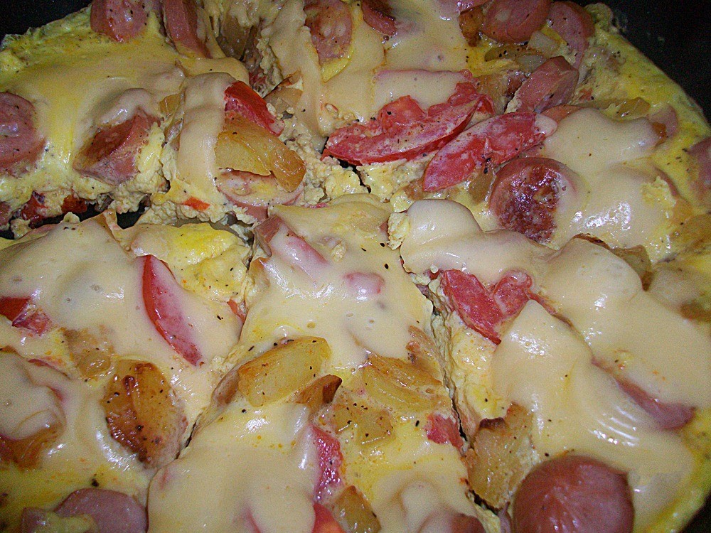 Шаг 15 приготовления Омлет с сосисками, картошкой, помидорами и сыром