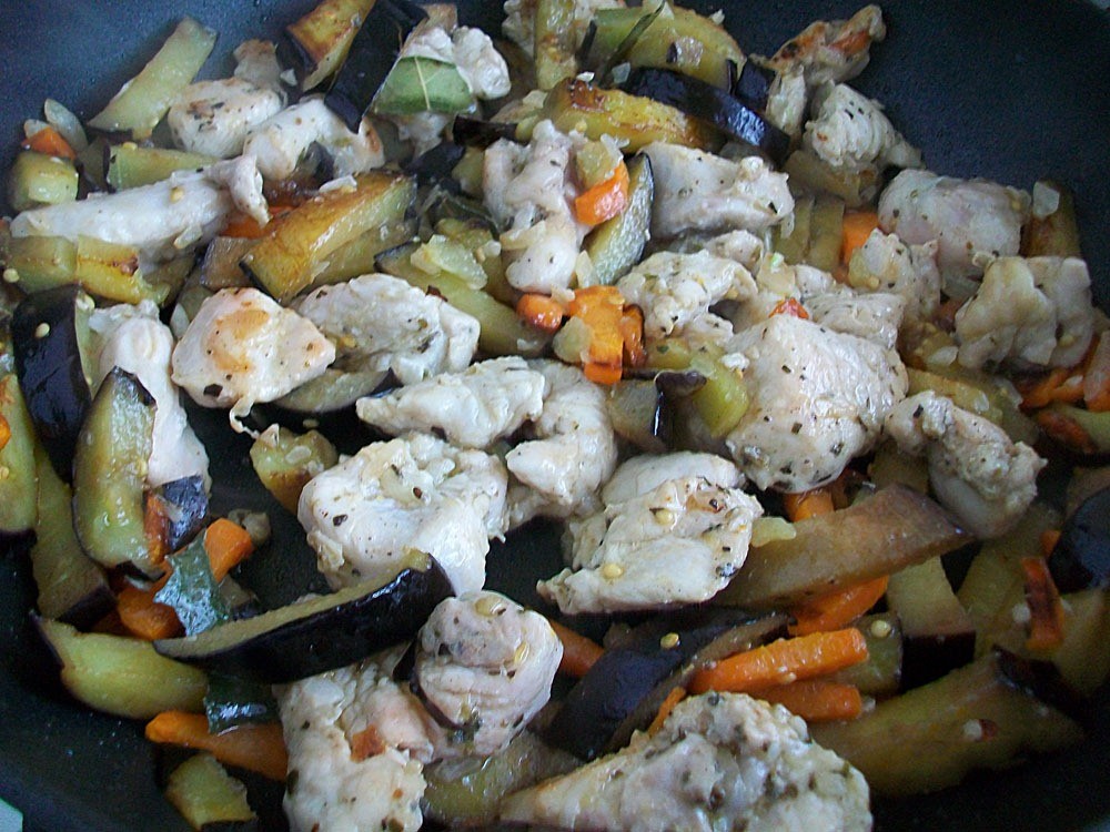 Шаг 11 приготовления Картошка тушеная с индейкой и овощами