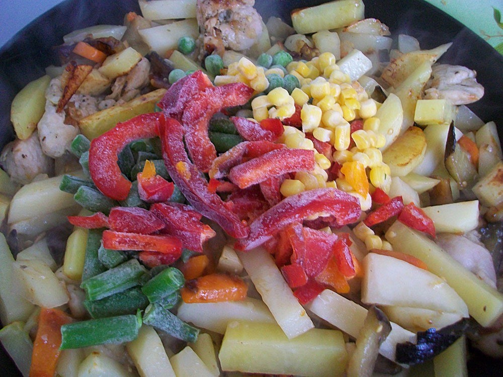 Шаг 13 приготовления Картошка тушеная с индейкой и овощами