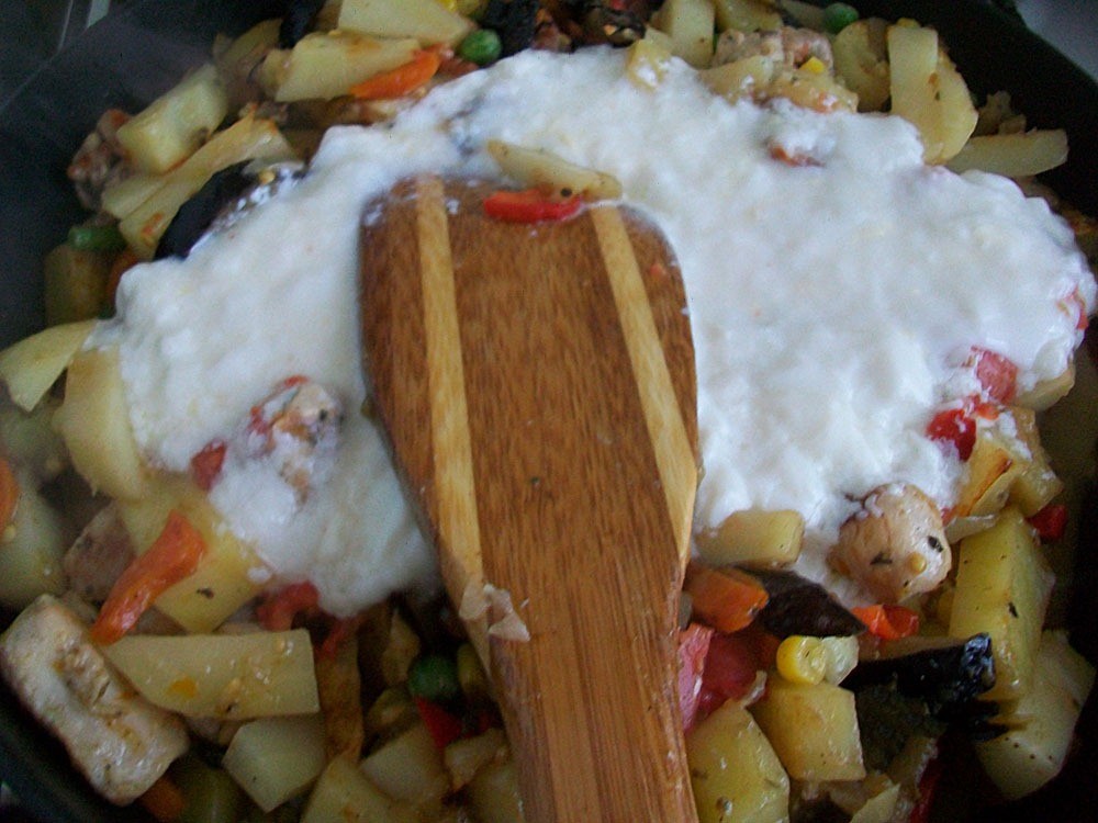 Шаг 14 приготовления Картошка тушеная с индейкой и овощами
