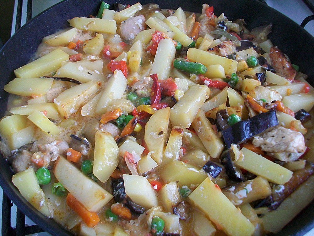 Шаг 15 приготовления Картошка тушеная с индейкой и овощами