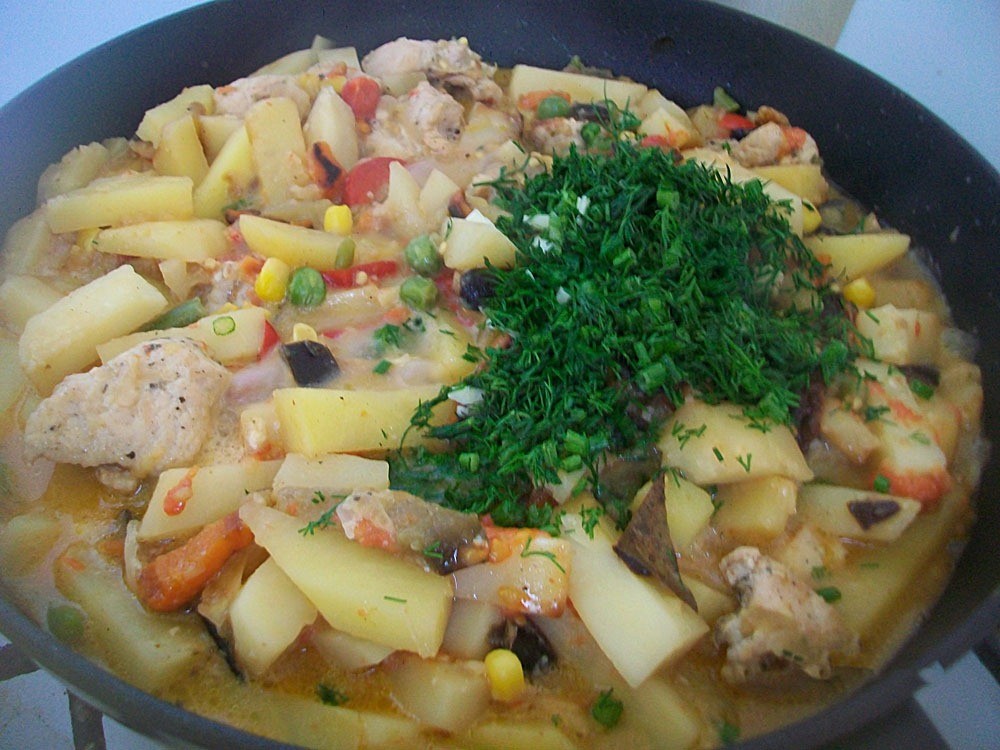 Шаг 16 приготовления Картошка тушеная с индейкой и овощами