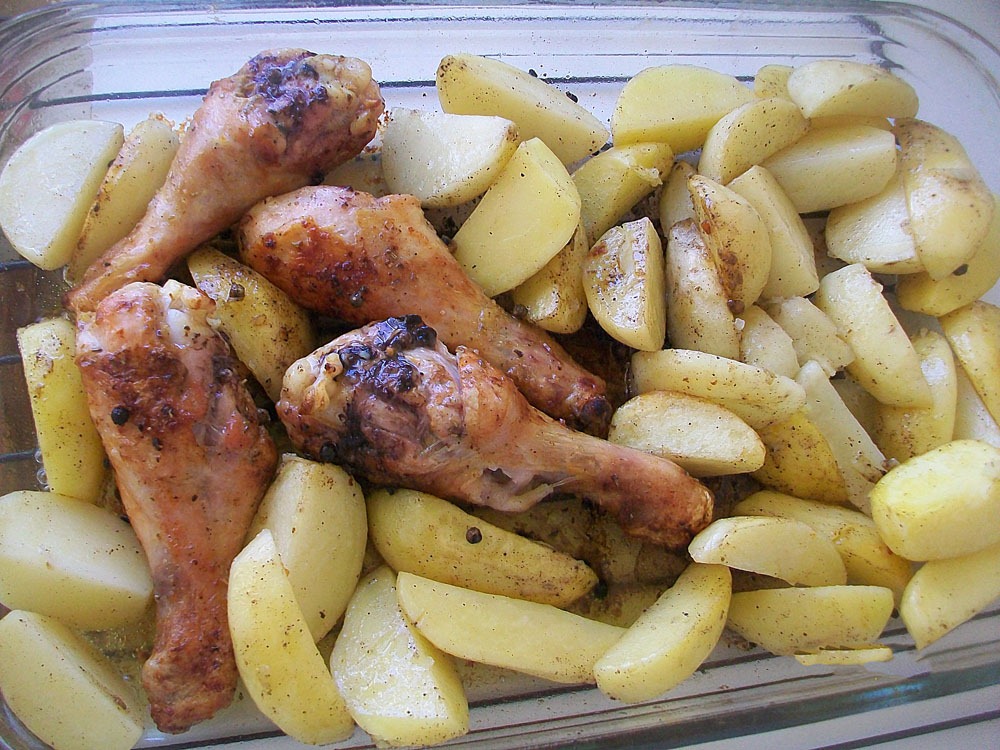 Шаг 10 приготовления Куриная голень запеченная с картошкой в духовке
