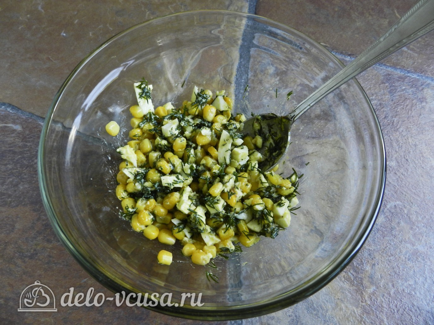 Шаг 10 приготовления Салат с креветками, кукурузой и яйцом