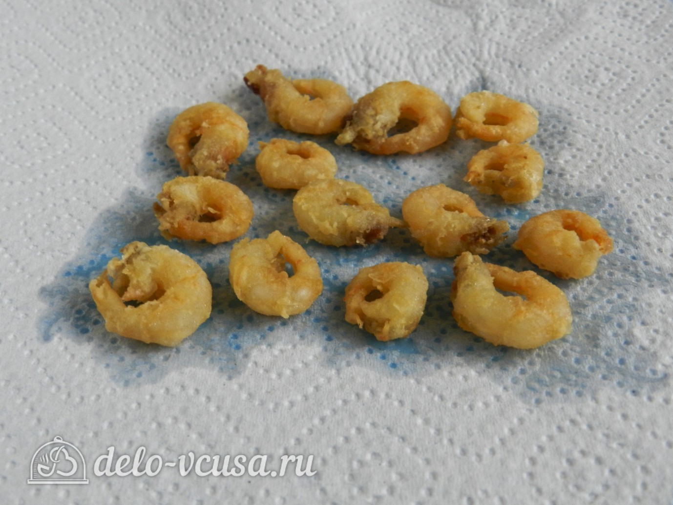 Шаг 4 приготовления Салат с креветками, кукурузой и яйцом
