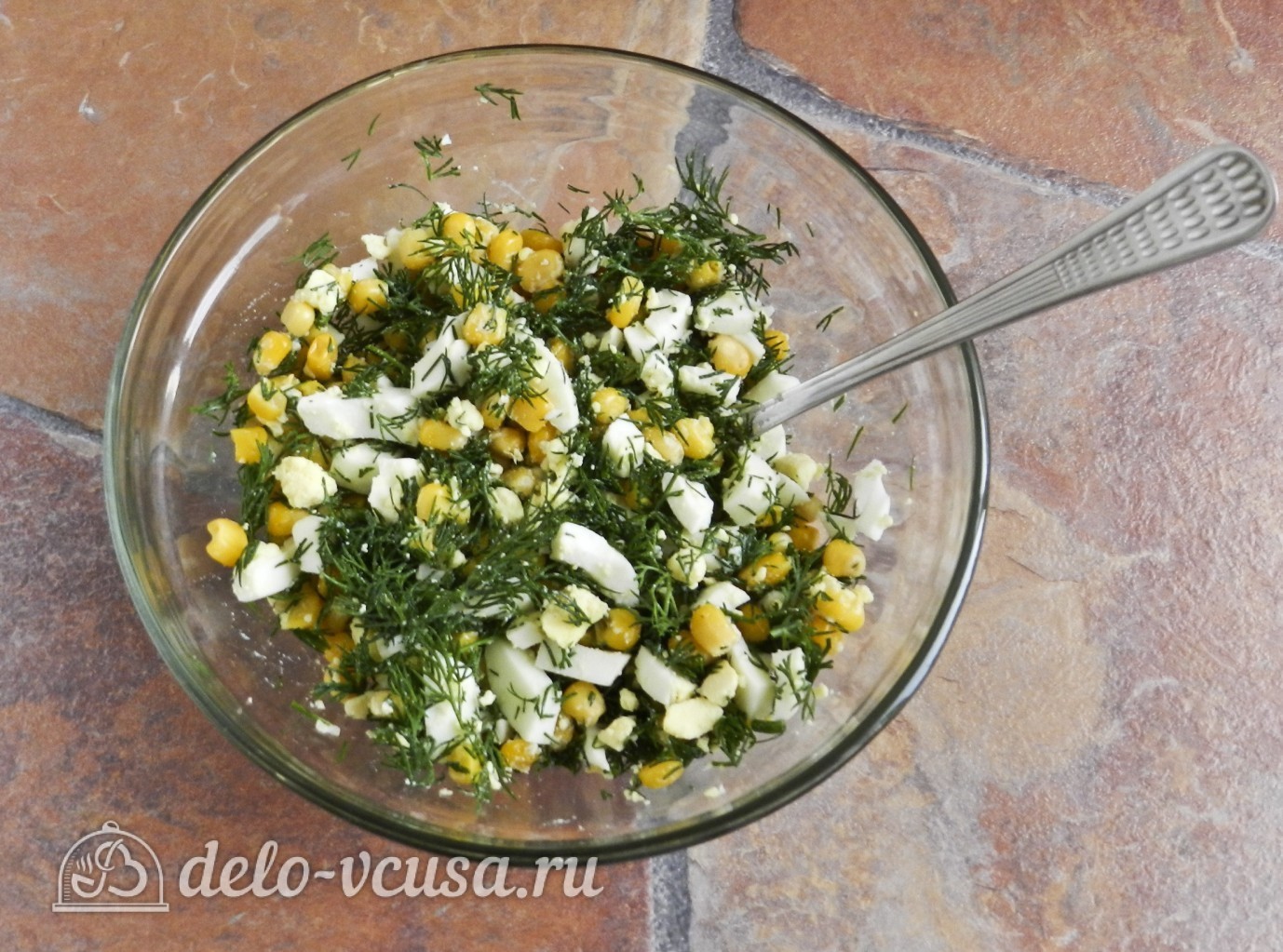 Шаг 8 приготовления Салат с креветками, кукурузой и яйцом