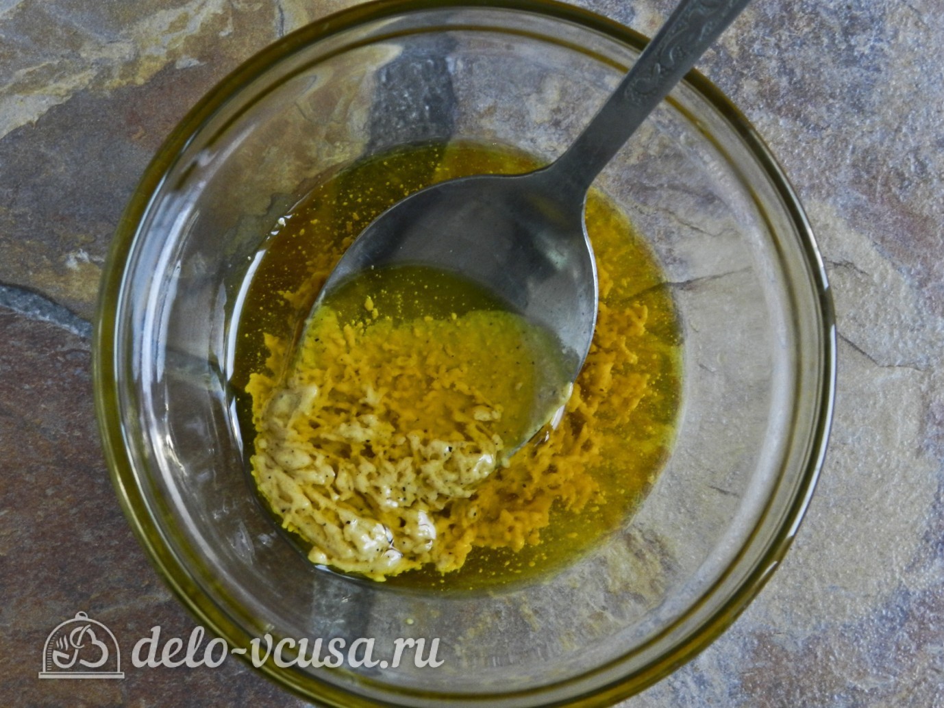Шаг 9 приготовления Салат с креветками, кукурузой и яйцом