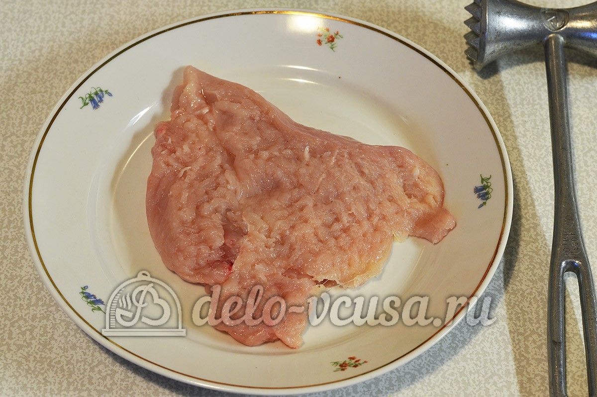 Шаг 1 приготовления Куриный рулет с сыром и чесноком