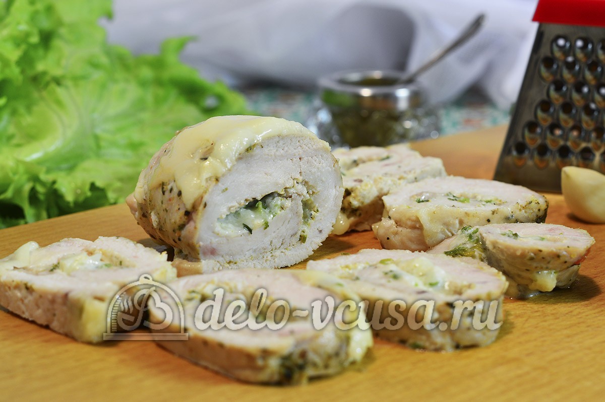 Шаг 10 приготовления Куриный рулет с сыром и чесноком