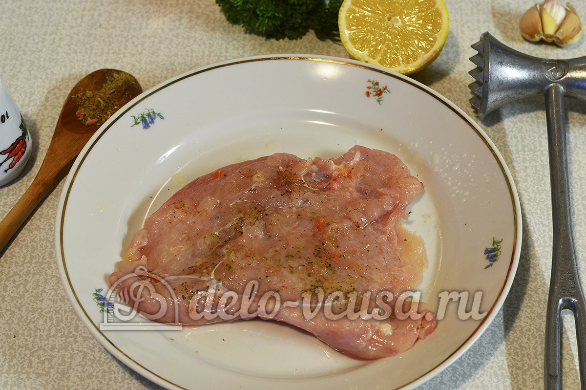 Шаг 2 приготовления Куриный рулет с сыром и чесноком