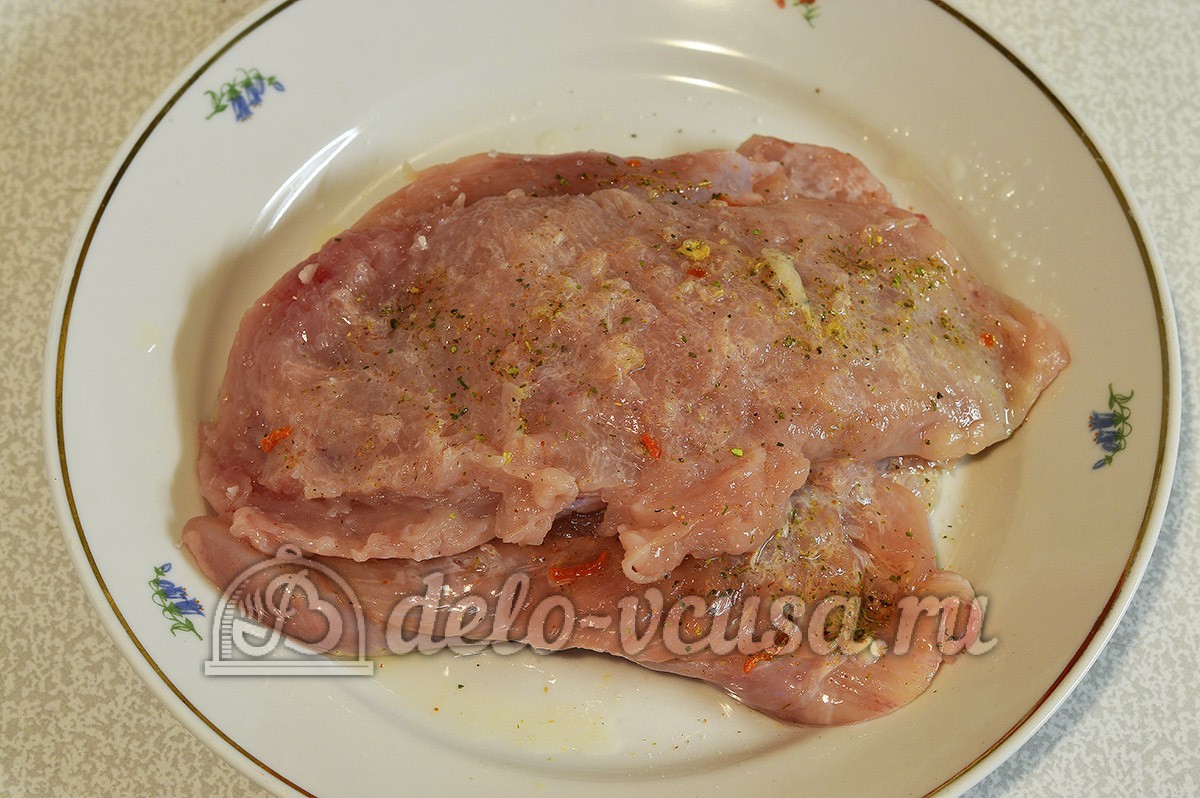 Шаг 3 приготовления Куриный рулет с сыром и чесноком