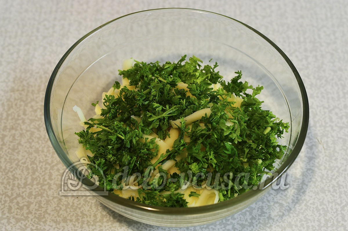 Шаг 4 приготовления Куриный рулет с сыром и чесноком