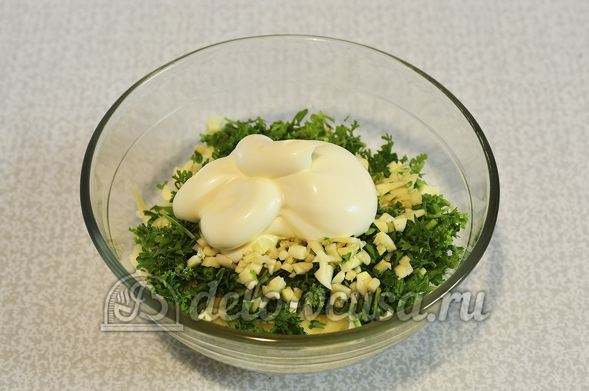 Шаг 5 приготовления Куриный рулет с сыром и чесноком