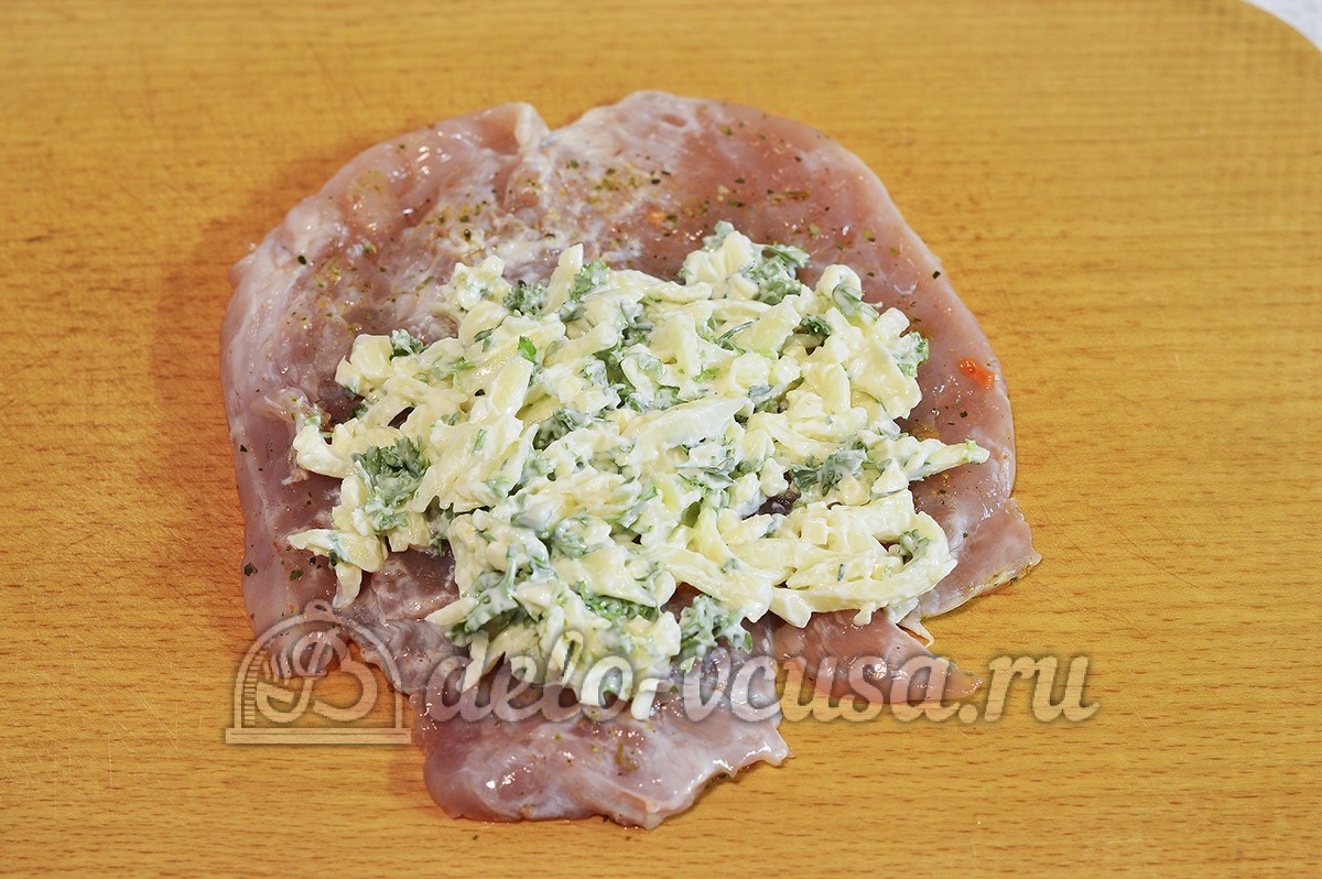 Шаг 6 приготовления Куриный рулет с сыром и чесноком