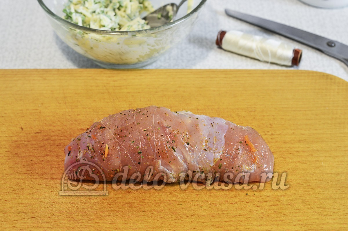 Шаг 7 приготовления Куриный рулет с сыром и чесноком