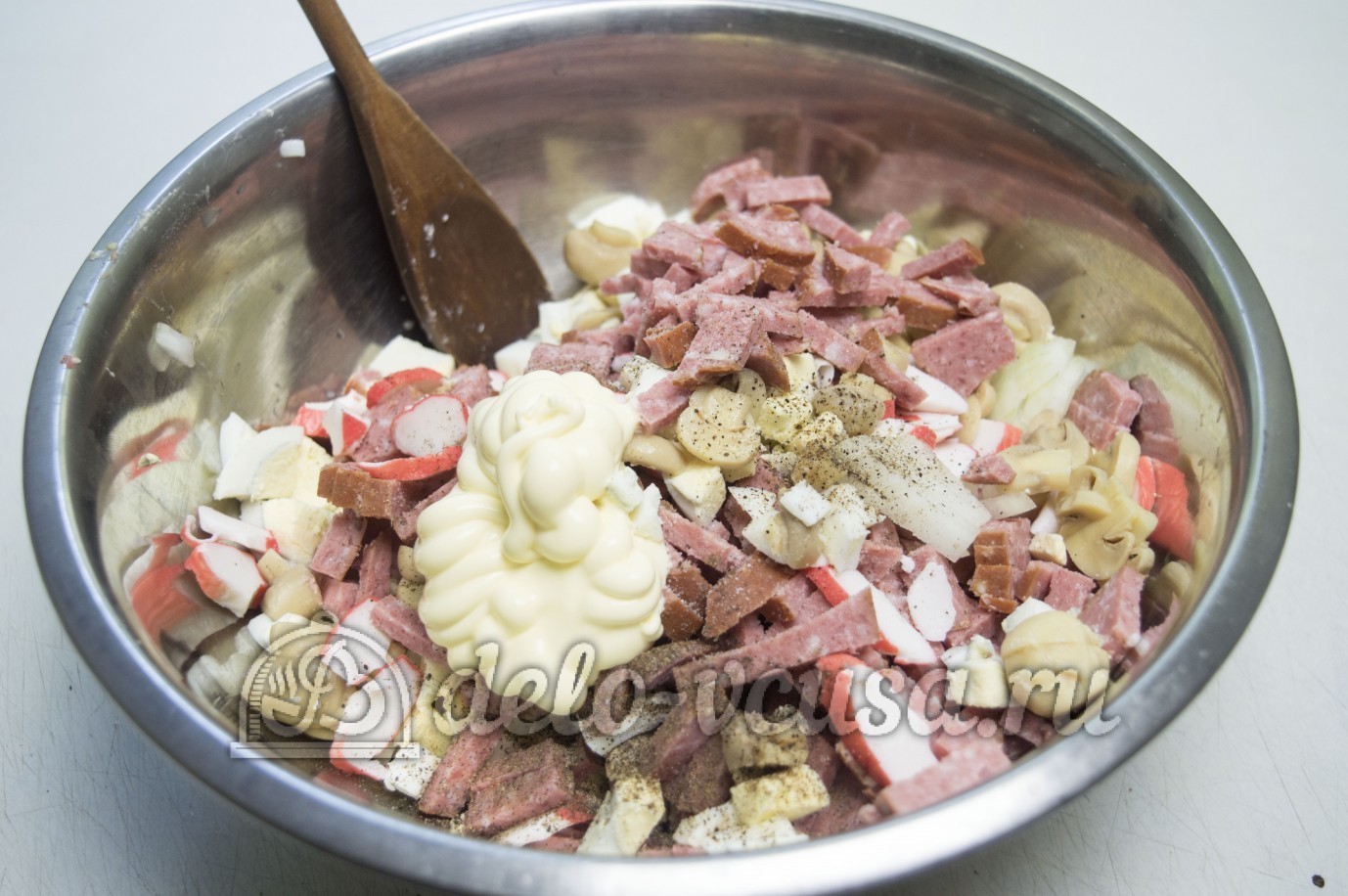 Шаг 2 приготовления Салат с шампиньонами и колбасой
