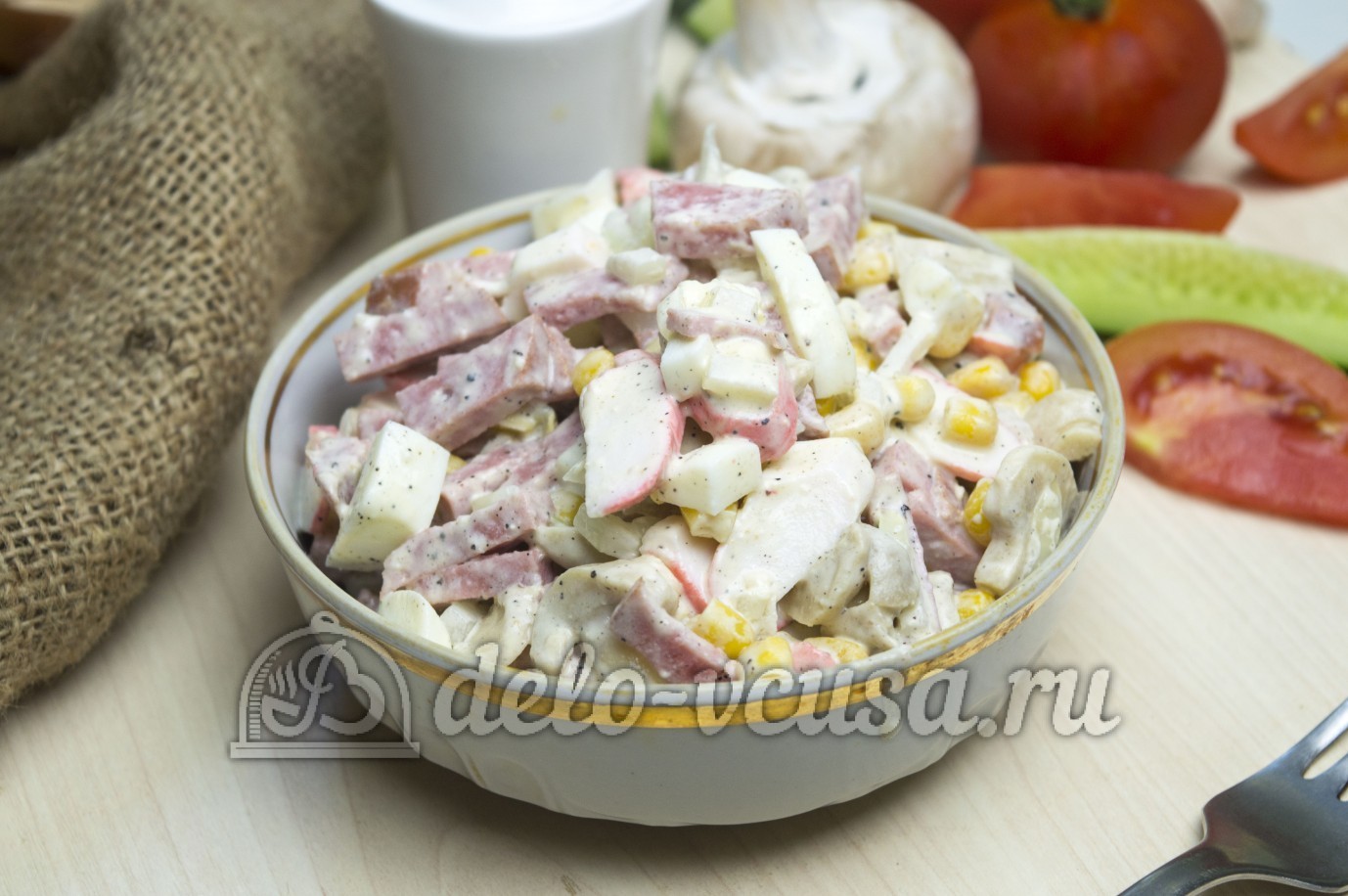 Шаг 3 приготовления Салат с шампиньонами и колбасой
