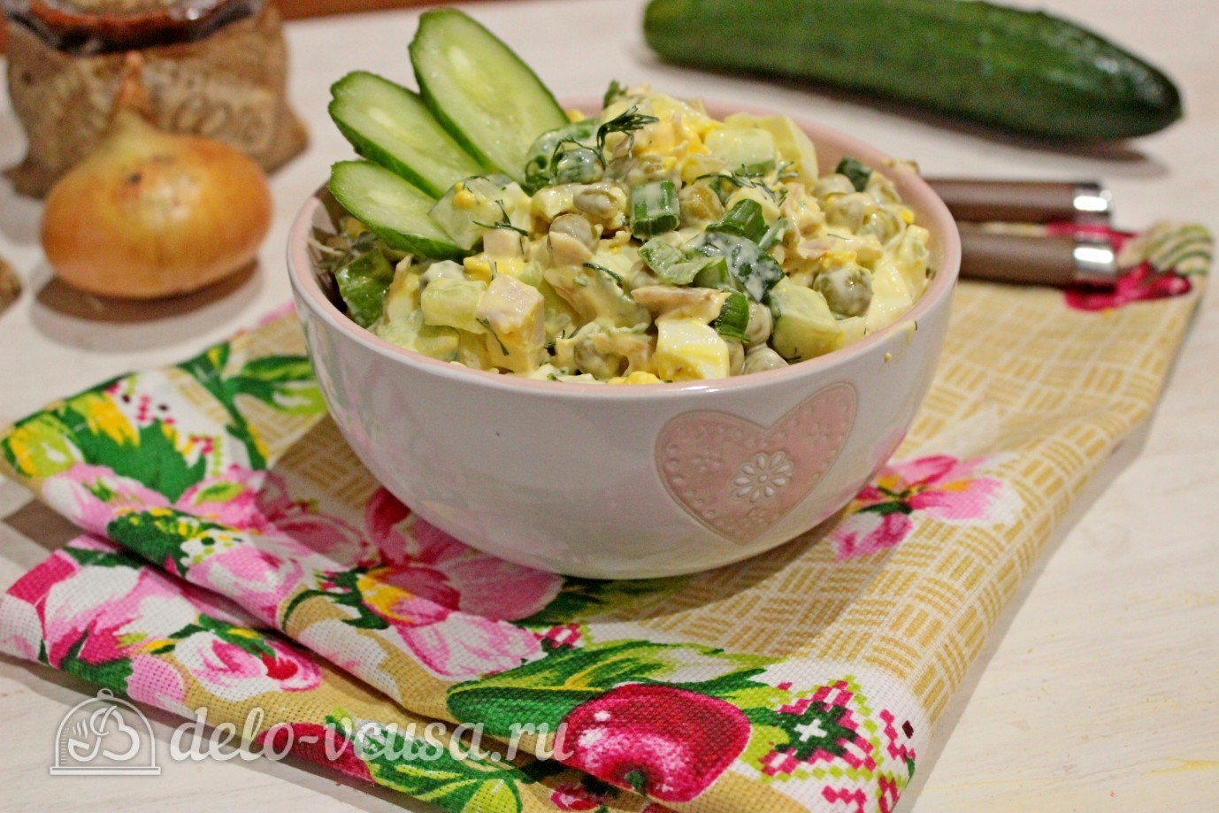 Обложка рецепта Куриный салат с огурцами и горошком