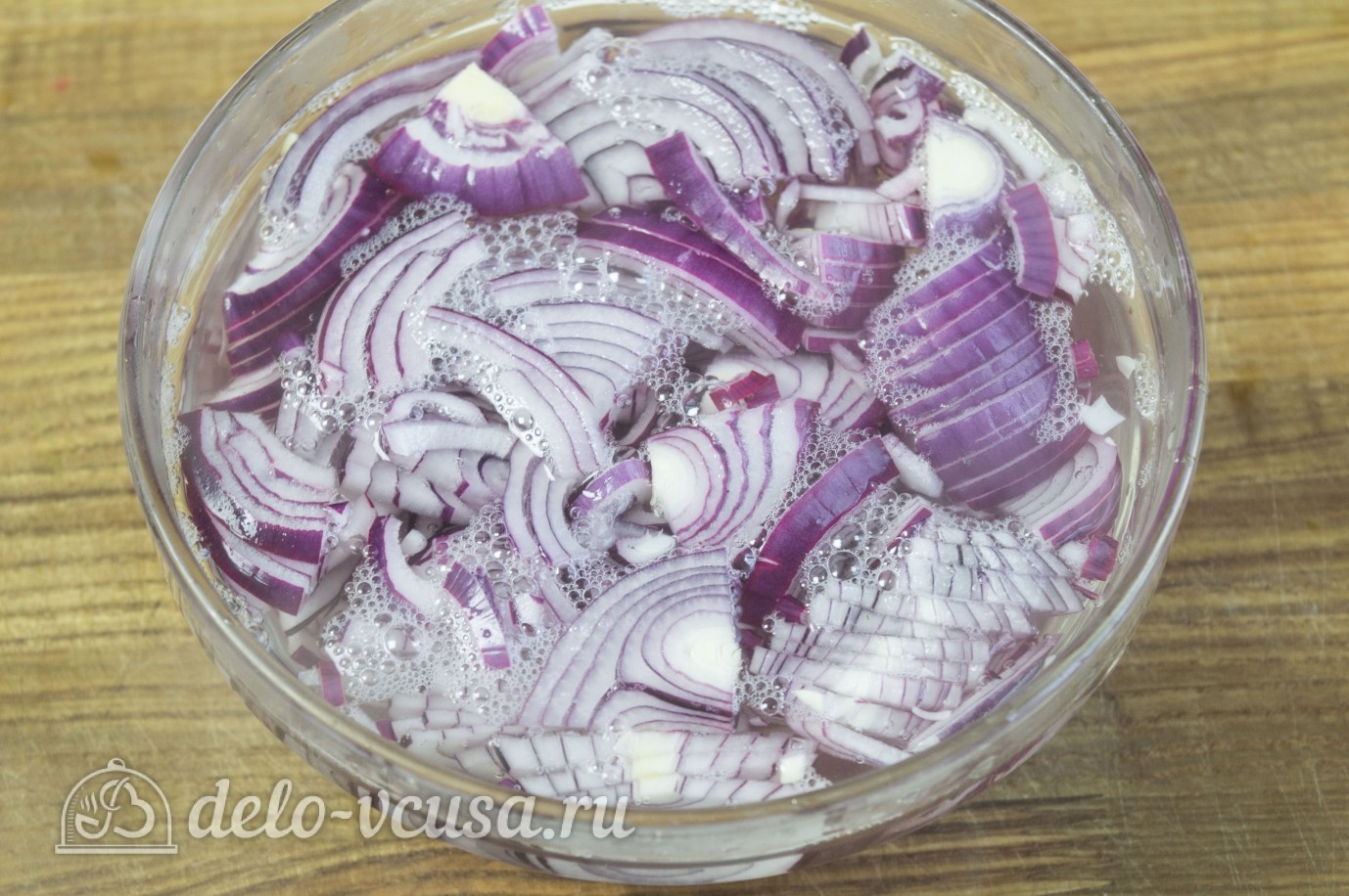 Шаг 1 приготовления Куриный салат с маринованным луком