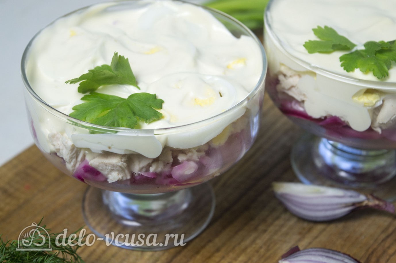 Обложка рецепта Куриный салат с маринованным луком