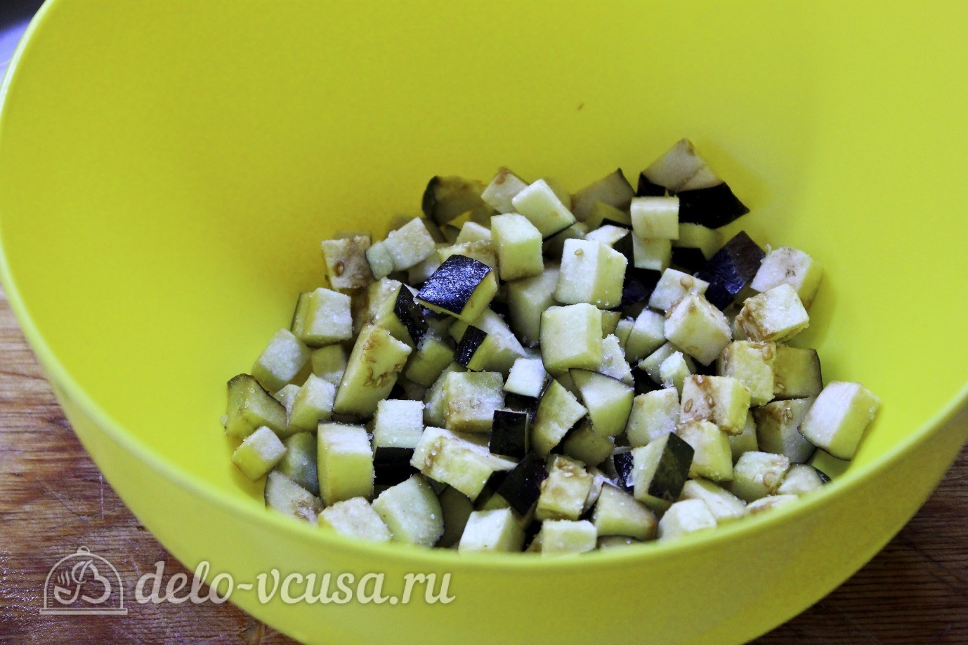 Шаг 1 приготовления Курица с овощами в горшочках