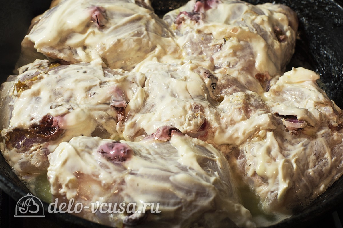 Шаг 4 приготовления Жареные куриные бедра с вяленой сливой на сковороде