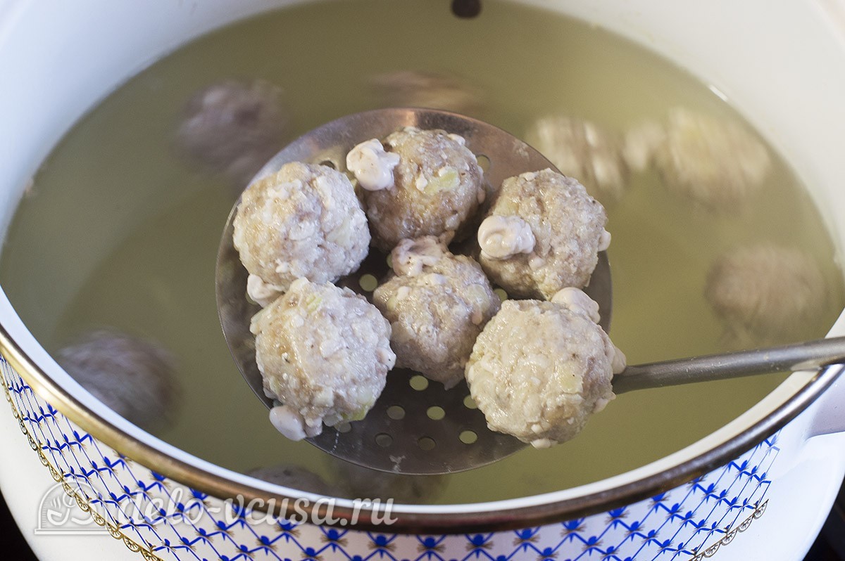 Шаг 5 приготовления Суп с фрикадельками и картошкой