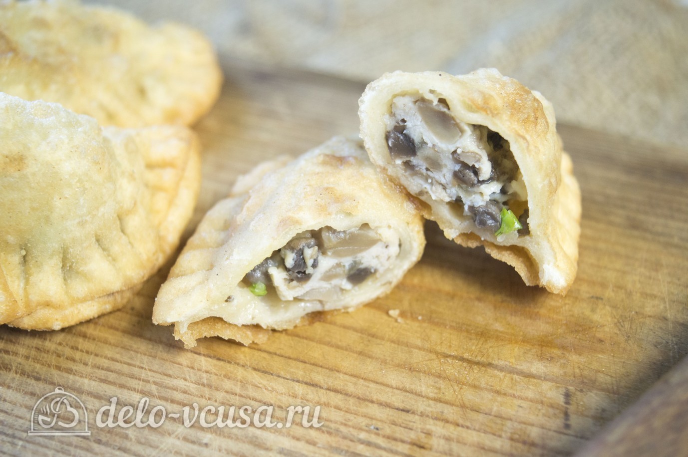 Шаг 13 приготовления Чебуреки с курицей и грибами