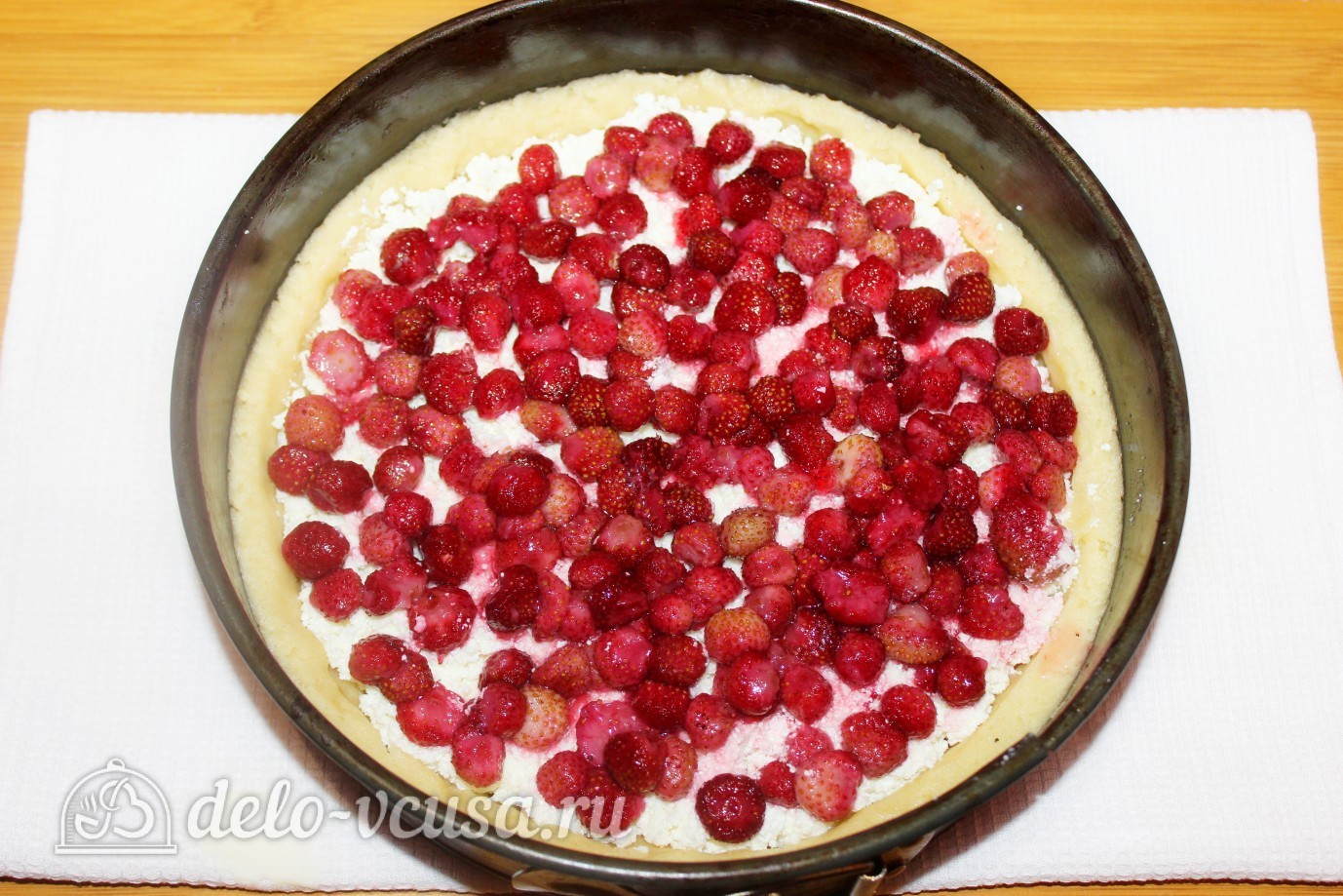 Шаг 9 приготовления Песочный пирог с творогом и ягодами