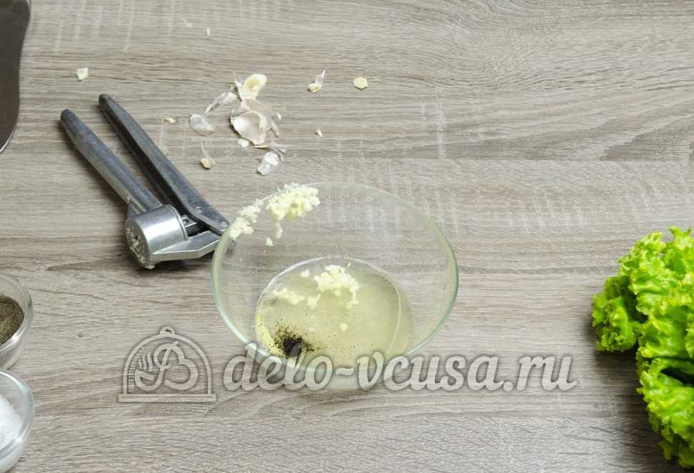 Шаг 1 приготовления Листовой салат с чесноком