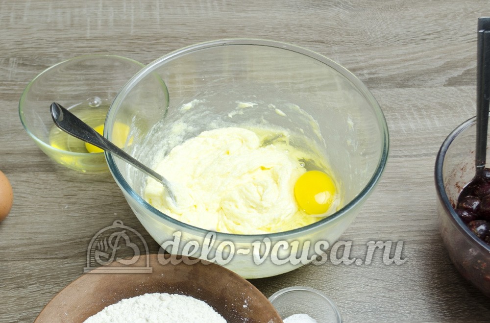 Шаг 7 приготовления Бисквитный пирог с вишней
