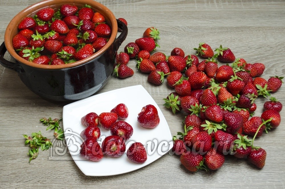 Шаг 1 приготовления Варенье из клубники