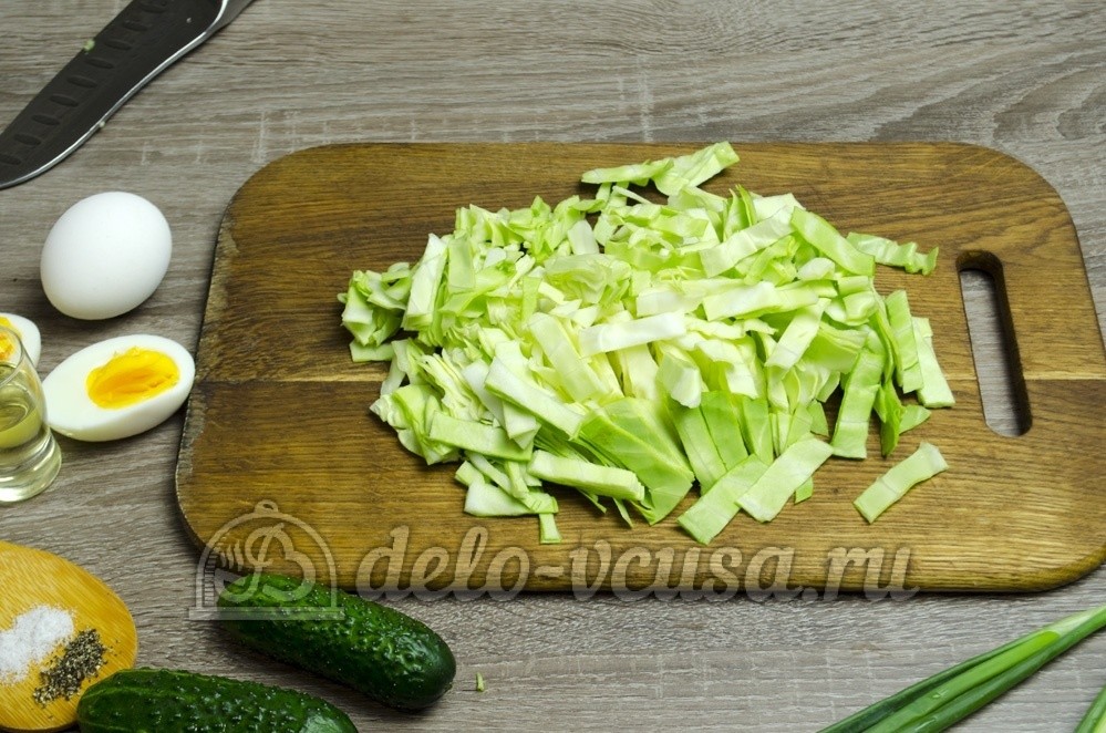 Шаг 1 приготовления Салат из капусты с огурцами