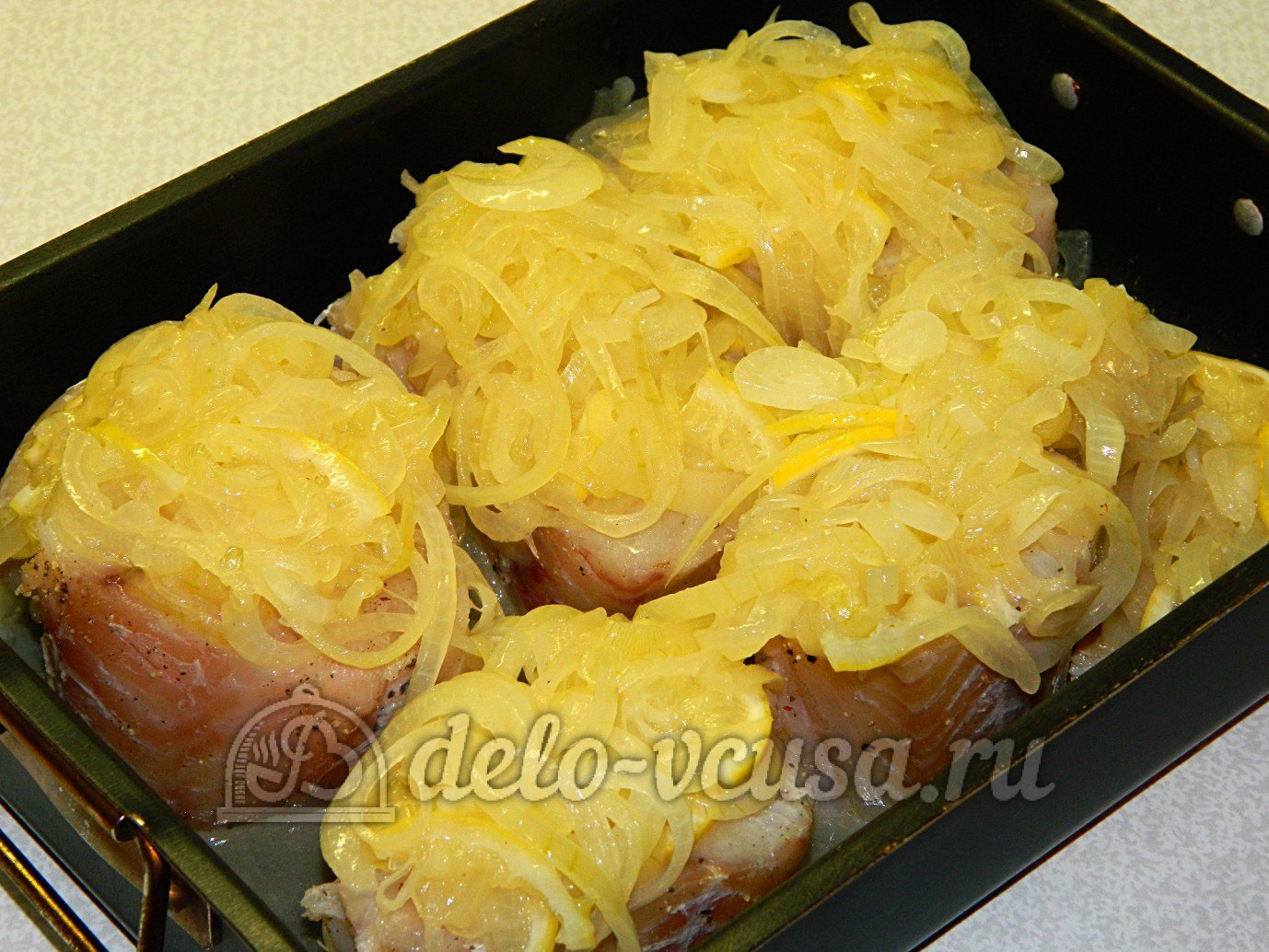 Шаг 12 приготовления Треска под лимонно-луковым соусом