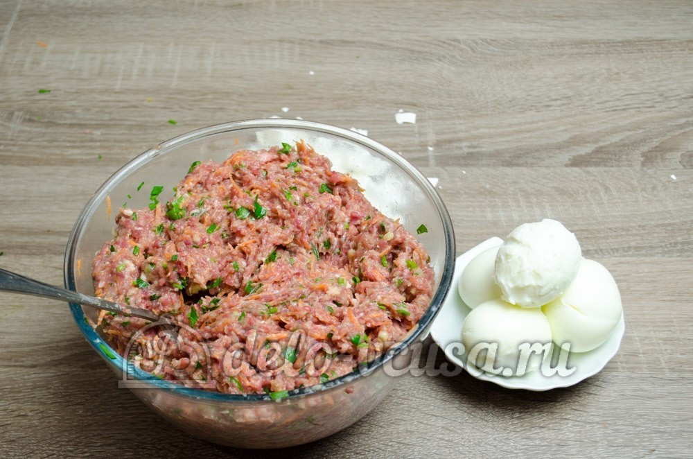 Шаг 9 приготовления Мясной рулет с яйцом