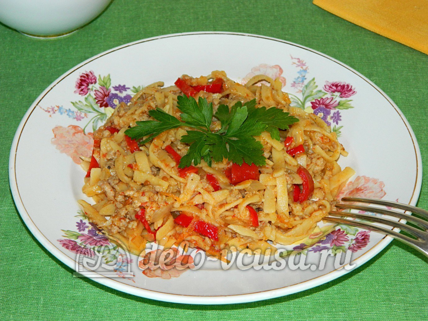 Обложка рецепта Яичная лапша с мясом и овощами