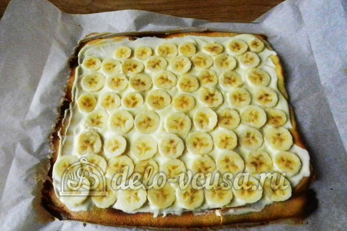 Шаг 12 приготовления Рулет с бананом и сгущенкой