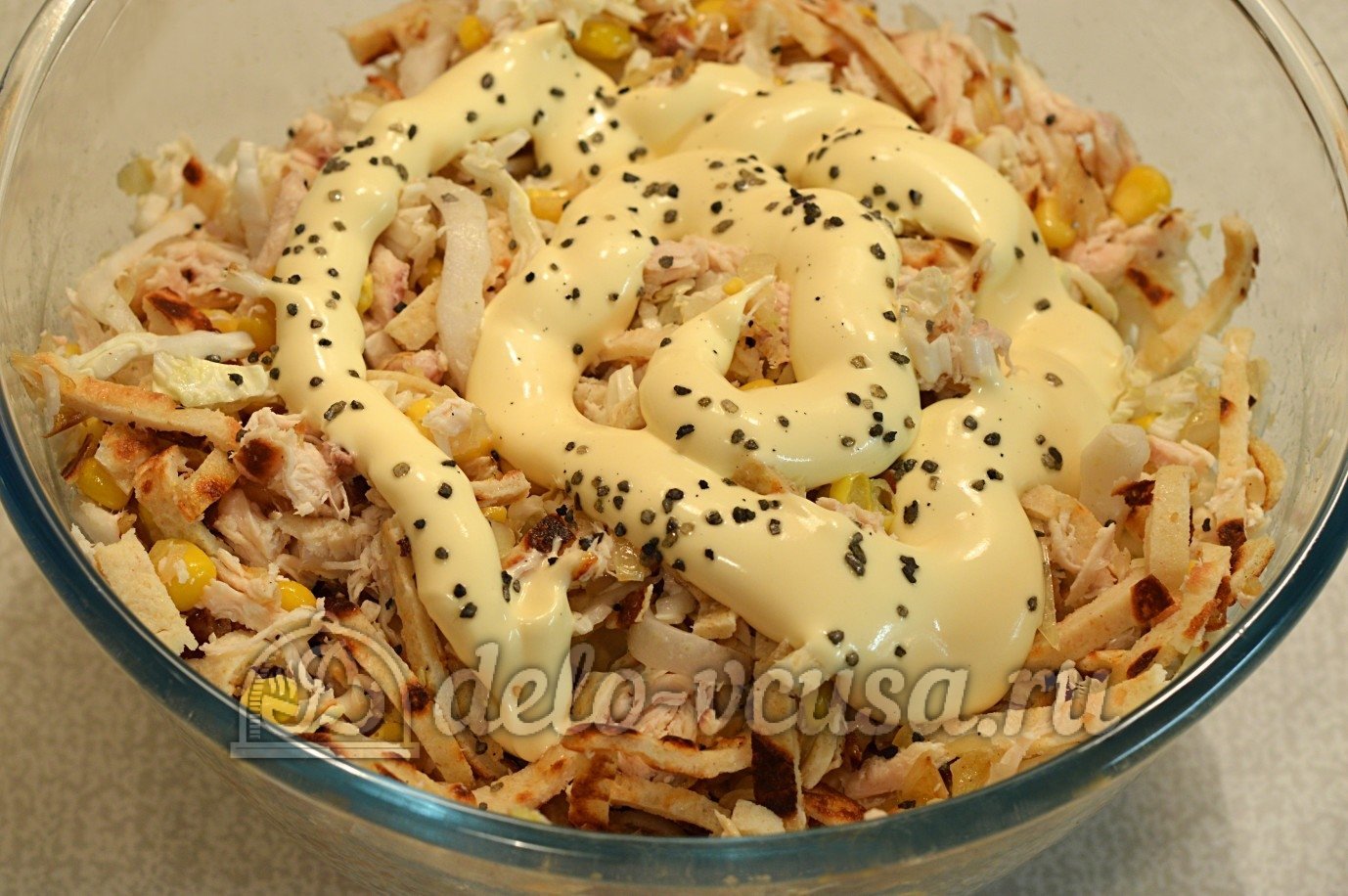 Шаг 7 приготовления Салат с блинами, кукурузой, капустой и курицей