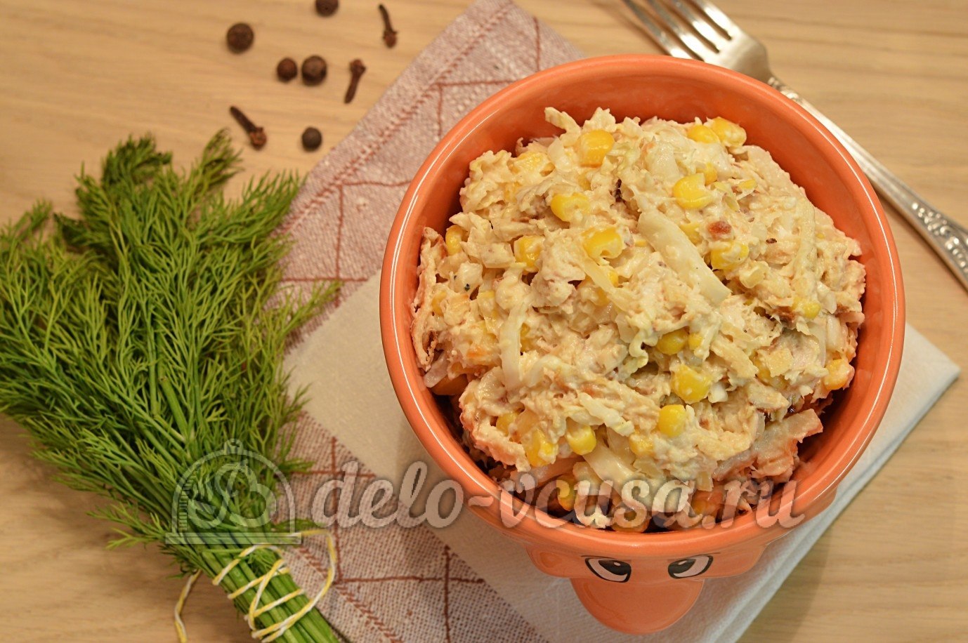 Шаг 8 приготовления Салат с блинами, кукурузой, капустой и курицей