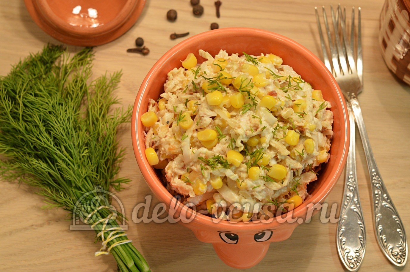 Обложка рецепта Салат с блинами, кукурузой, капустой и курицей