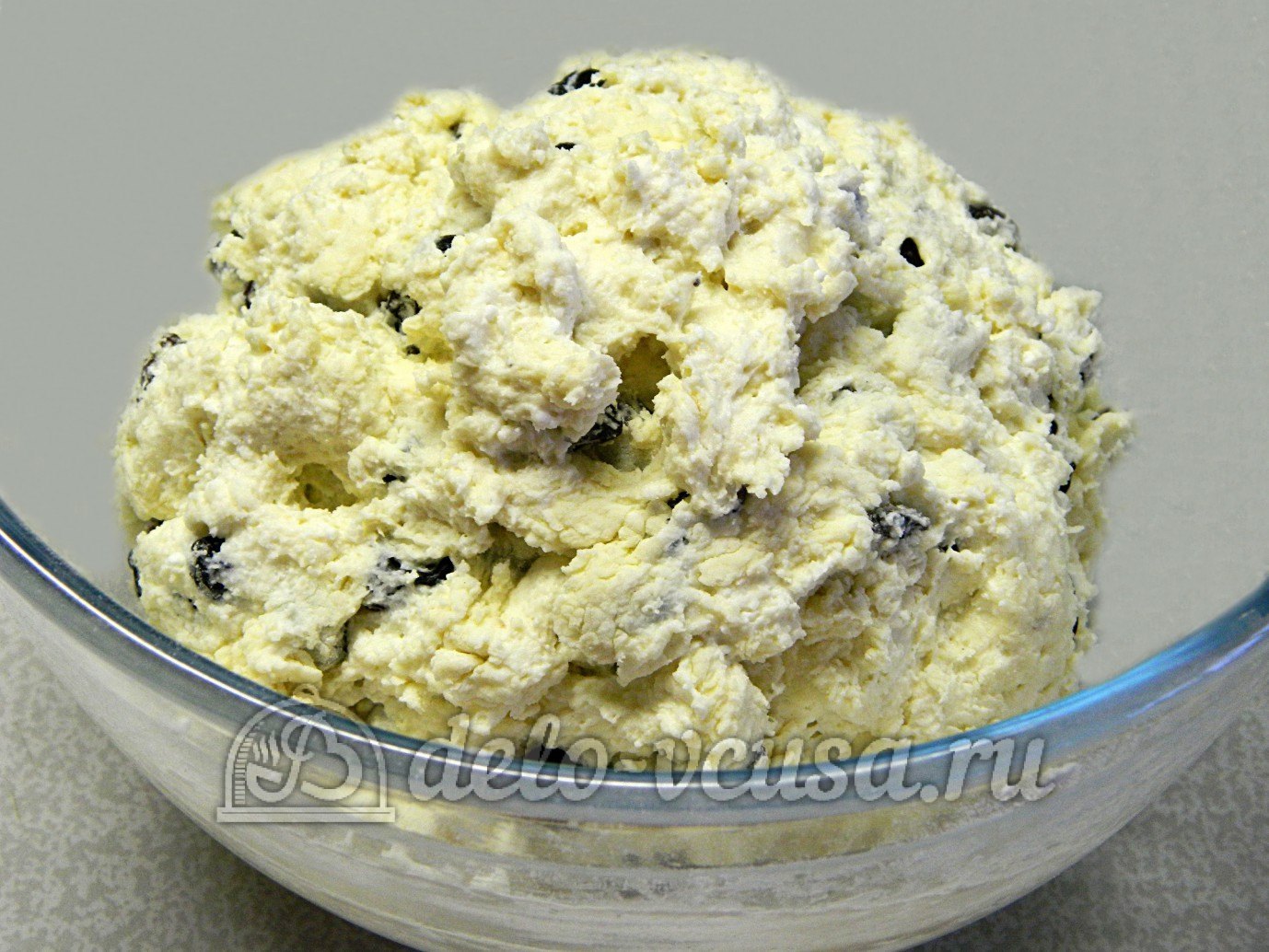 Шаг 8 приготовления Сырники с изюмом классические
