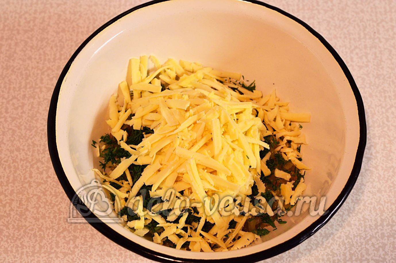 Шаг 5 приготовления Лаваш с сыром и луком