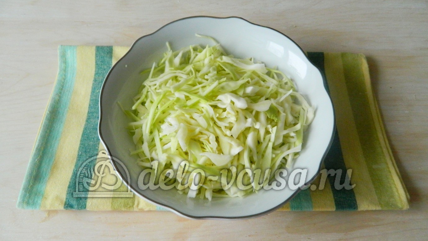 Шаг 1 приготовления Салат с капустой и крабовыми палочками