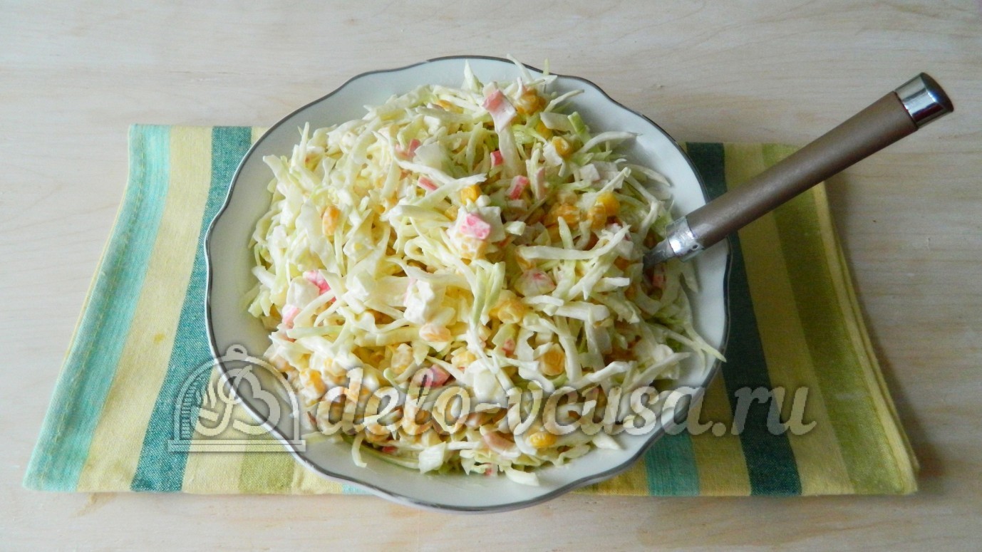 Шаг 7 приготовления Салат с капустой и крабовыми палочками