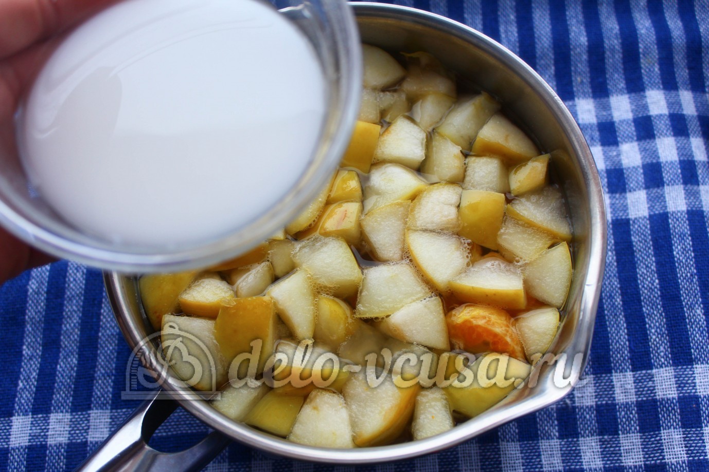 Шаг 5 приготовления Кисель из мандаринов и яблок